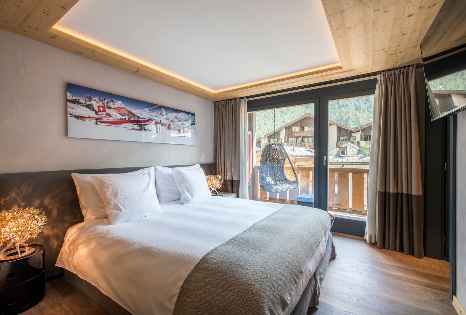 Cozy bedroom with balcony and mountain view at Mount Whitney Apartment Zermatt