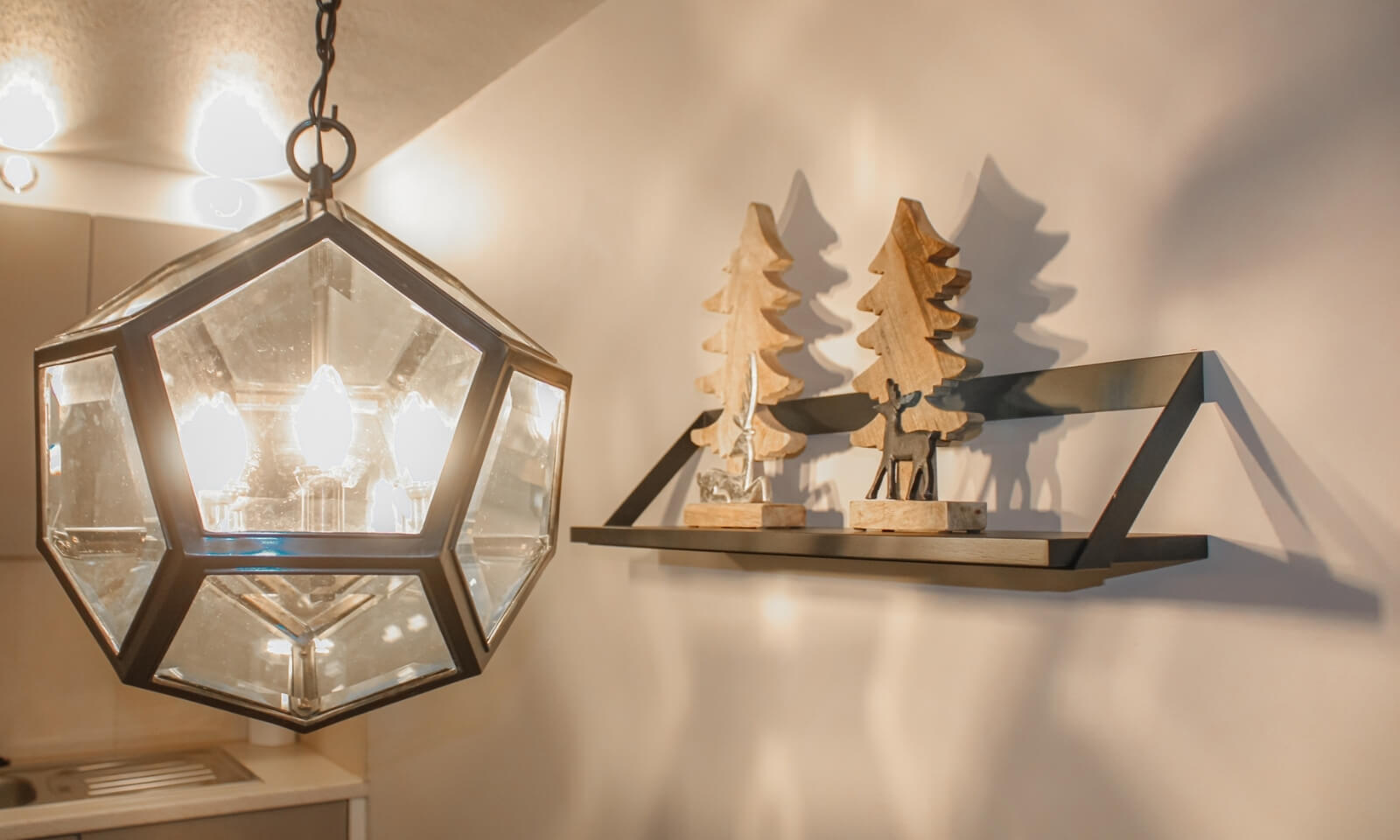 Warm lighting with alpine wooden decor at Studio JaMi Zermatt apartment.